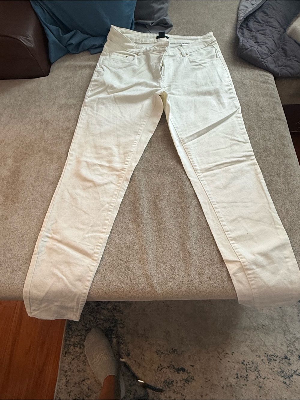 H&M Cream Skinny Jeans — Clean Slim Silhouette